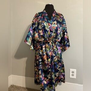 Unbranded silky floral robe. Size M/L